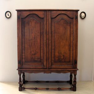 Καρυδένιο ντουλάπι για οτιδήποτε!