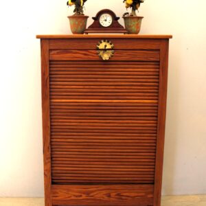 Ένα γαντζάκι συγκρατεί το συρόμενο άνοιγμα