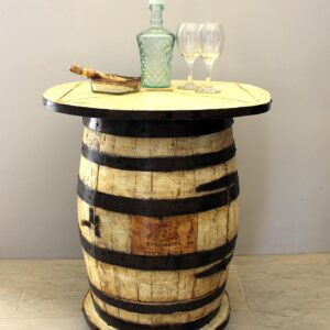 Στην πόρτα διακρίνεται η ετικέτα παλαιού Γαλλικού κρασιού