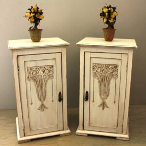 Σκαλιστό βάζο με λουλούδια στα πορτάκια