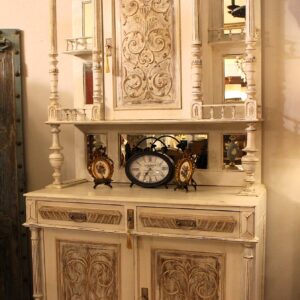 Επιβλητικός αλλά η λευκή πατίνα τον κάνει πιο ανάλαφρο!